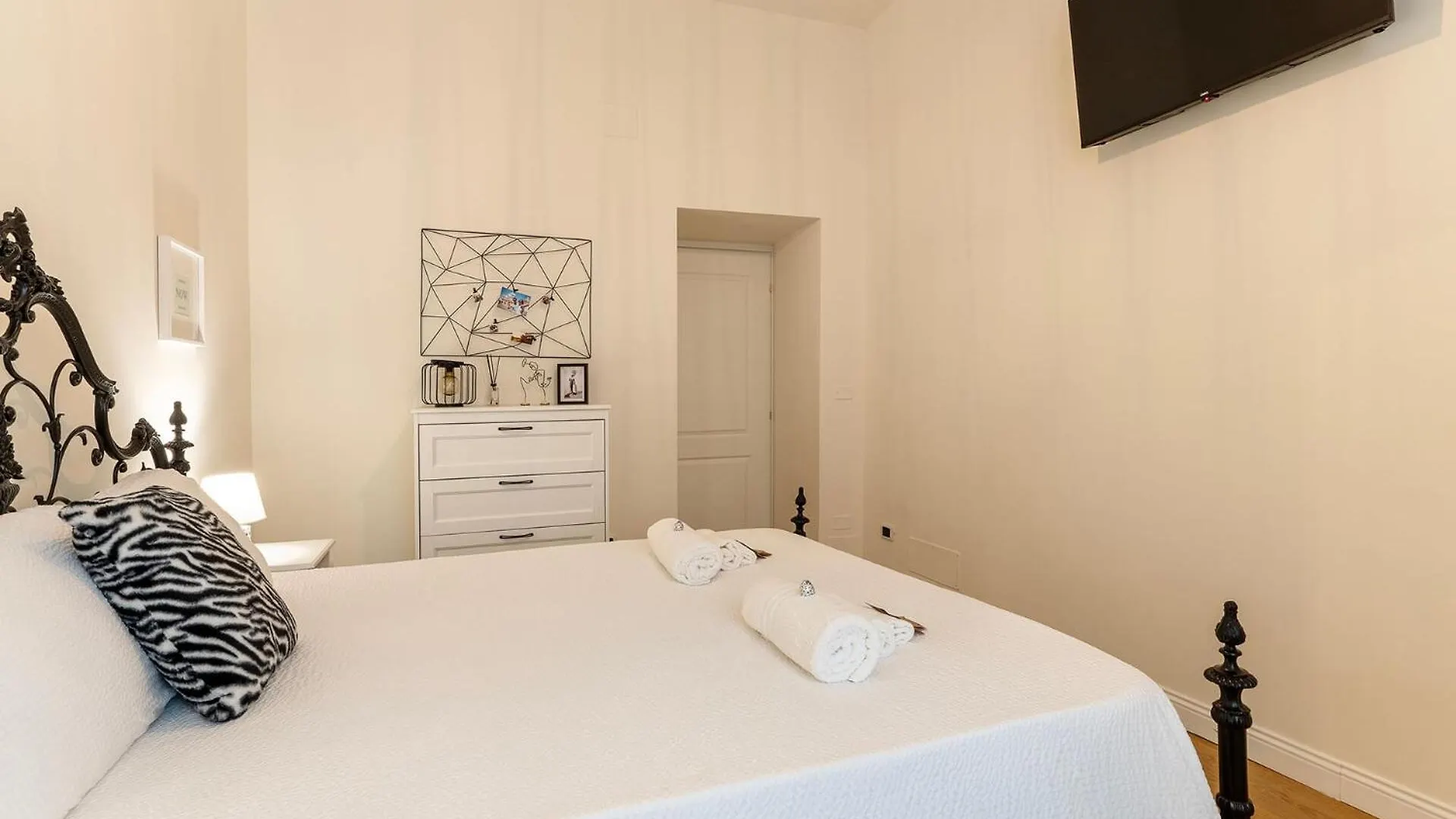Pictadomus-Albus, Metro Furio Camillo Apartment Rome